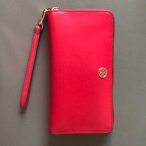 Tory Burch Robinson Passport Continental Wallet